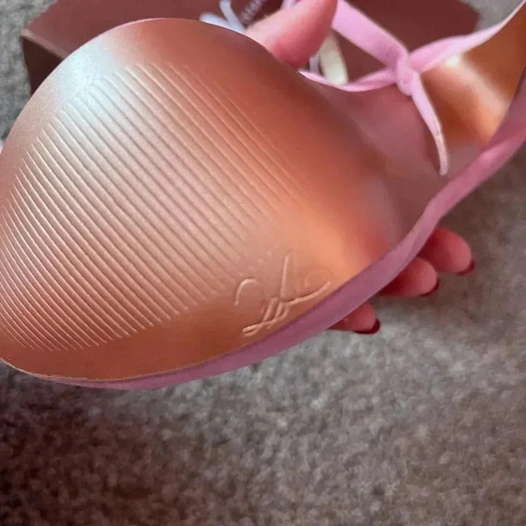 Victoria Colasanto Platforms - Picture 2 of 2